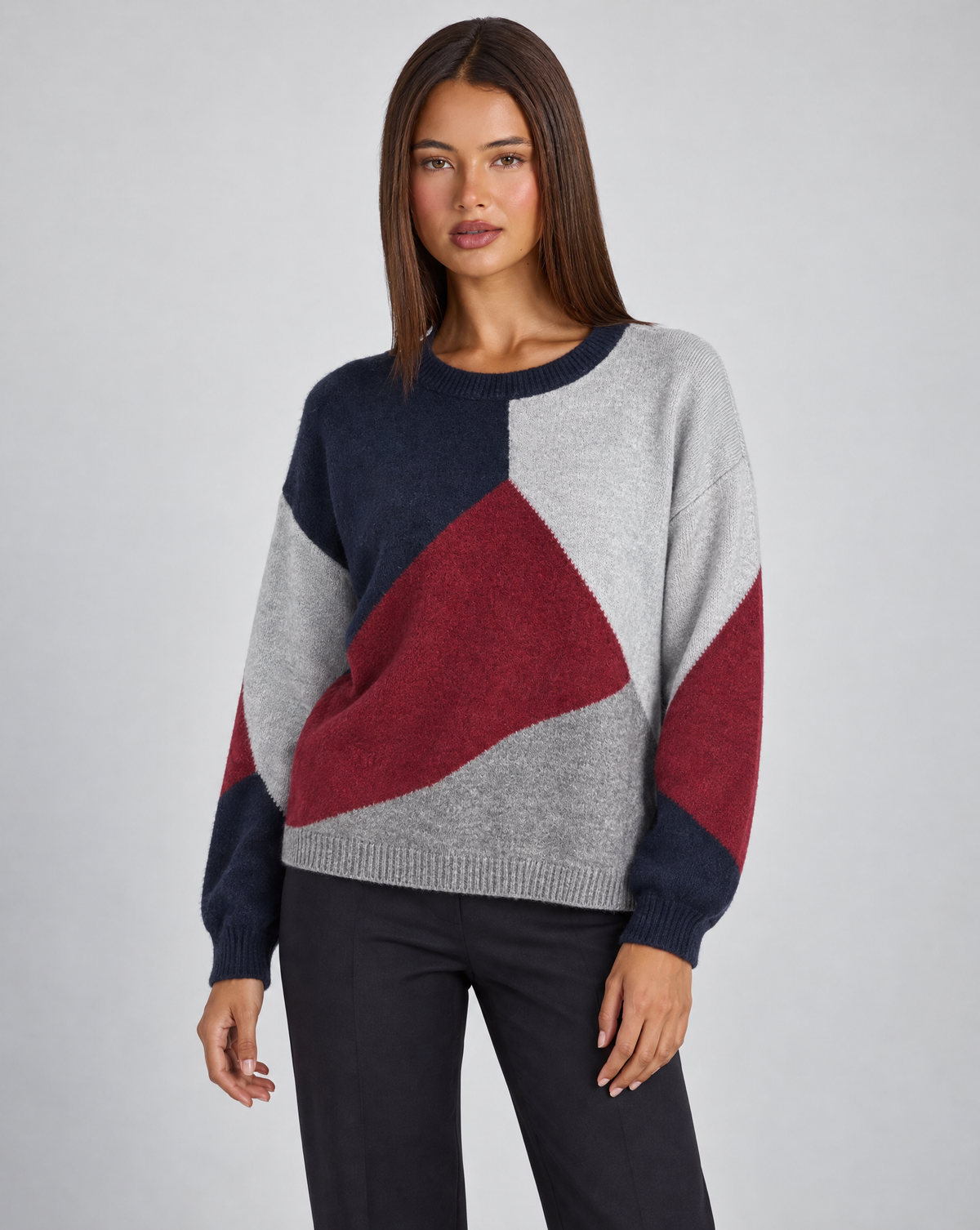 Maglia donna girocollo a blocchi di colore Blu indossata da Polly 4 — vista a tre quarti