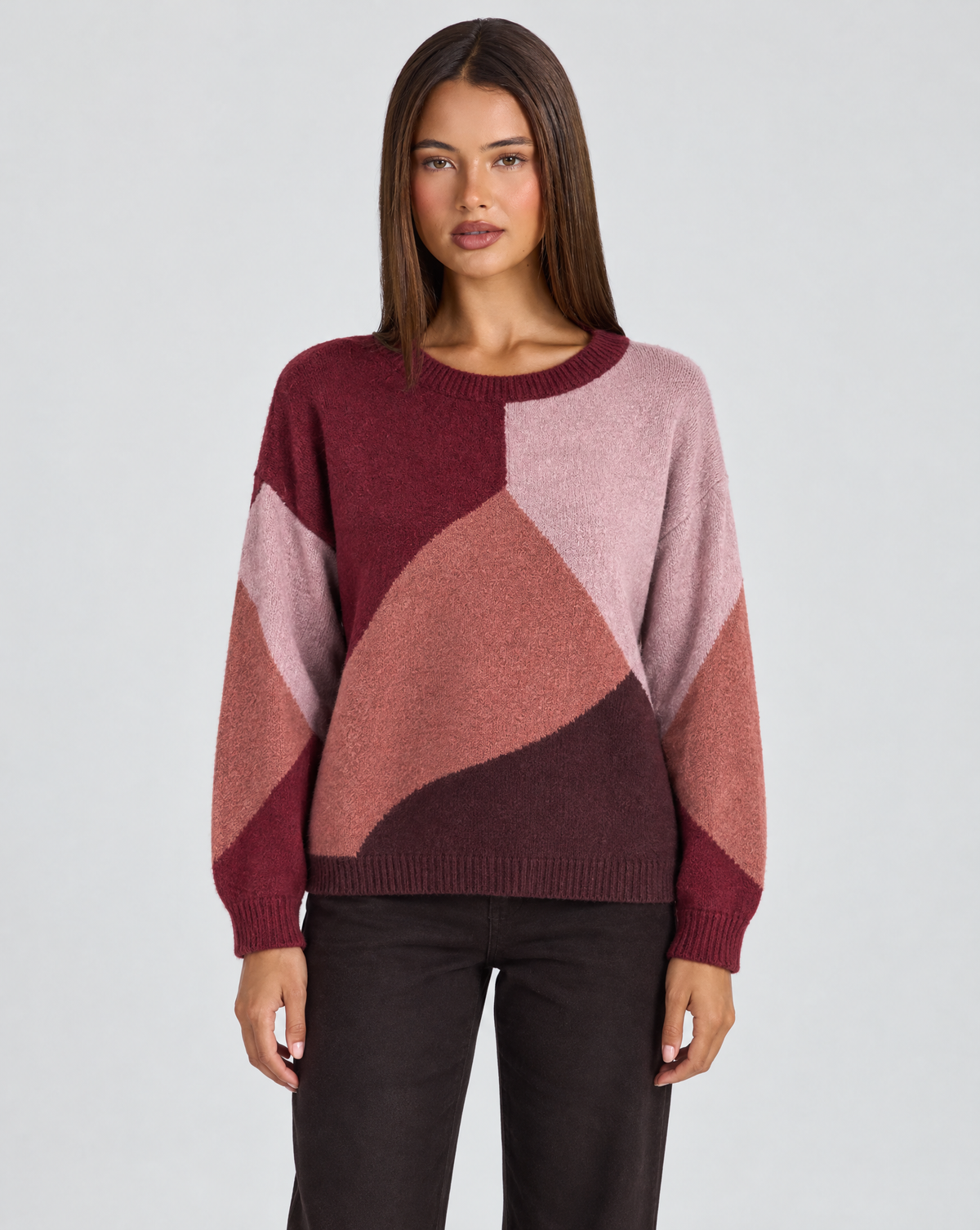 Maglia donna girocollo a blocchi di colore Bordeaux indossata da Polly 4 — vista frontale