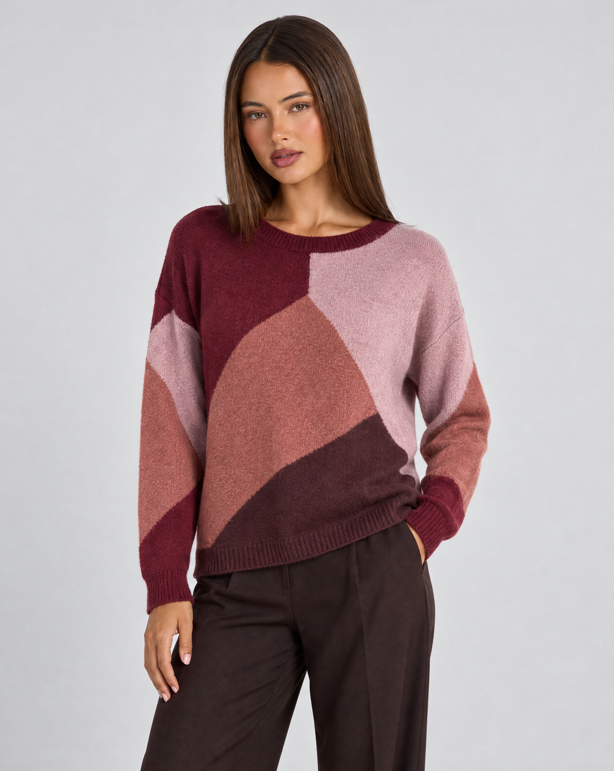 Maglia donna girocollo a blocchi di colore Bordeaux indossata da Polly 4 — vista a tre quarti