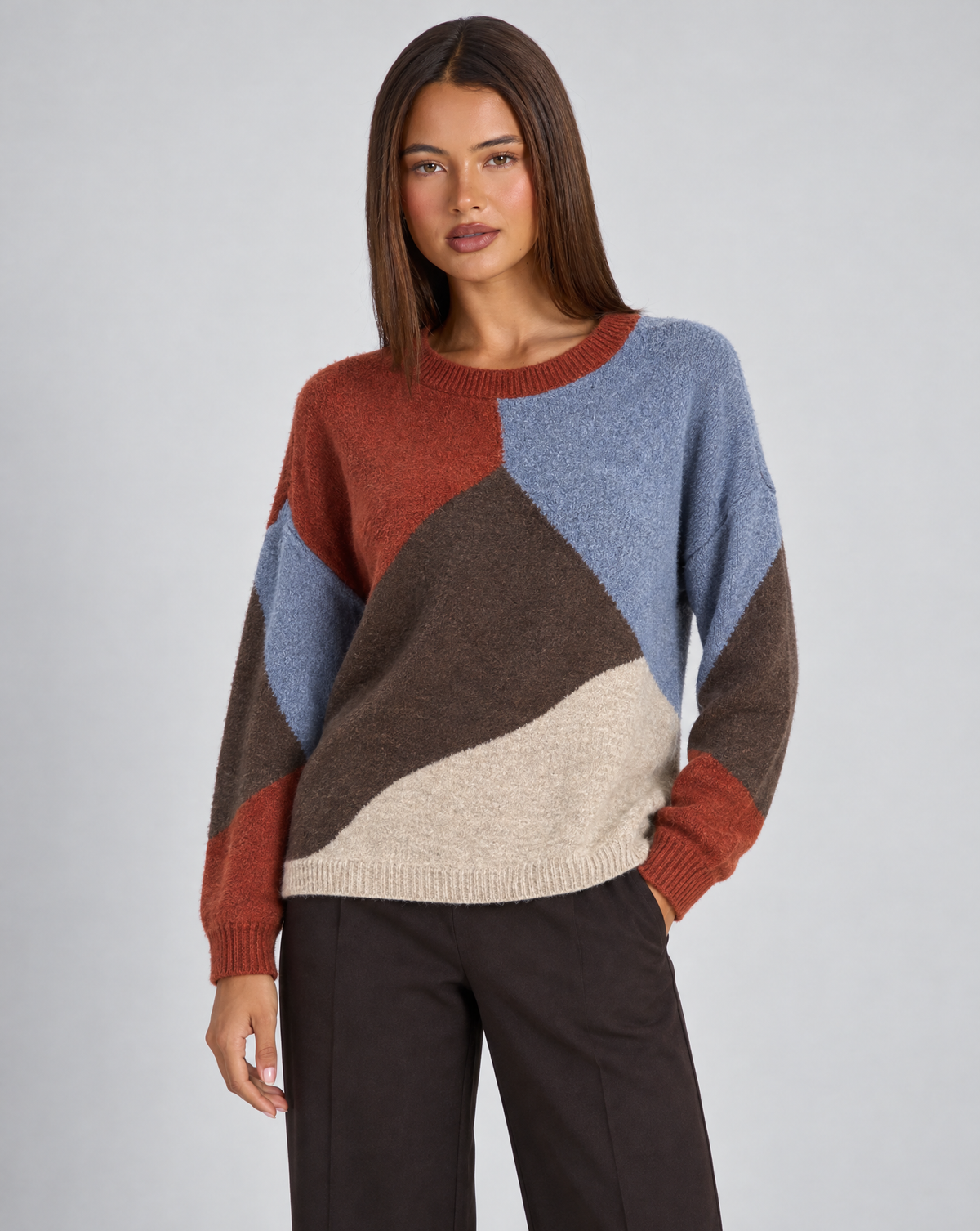 Maglia donna girocollo a blocchi di colore Coccio indossata da Polly 4 — vista a tre quarti
