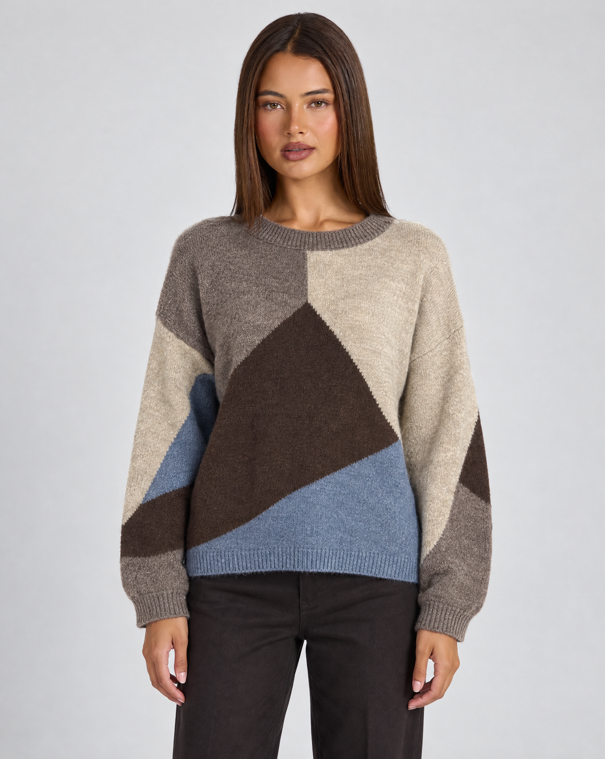 Maglia donna girocollo a blocchi di colore Taupe indossata da Polly 4 — vista frontale