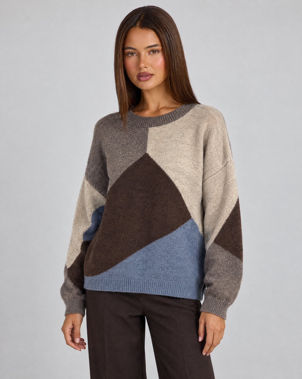 Maglia donna girocollo a blocchi di colore Taupe indossata da Polly 4 — vista a tre quarti