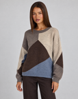 Maglia donna girocollo a blocchi di colore Taupe indossata da Polly 4 — vista a tre quarti