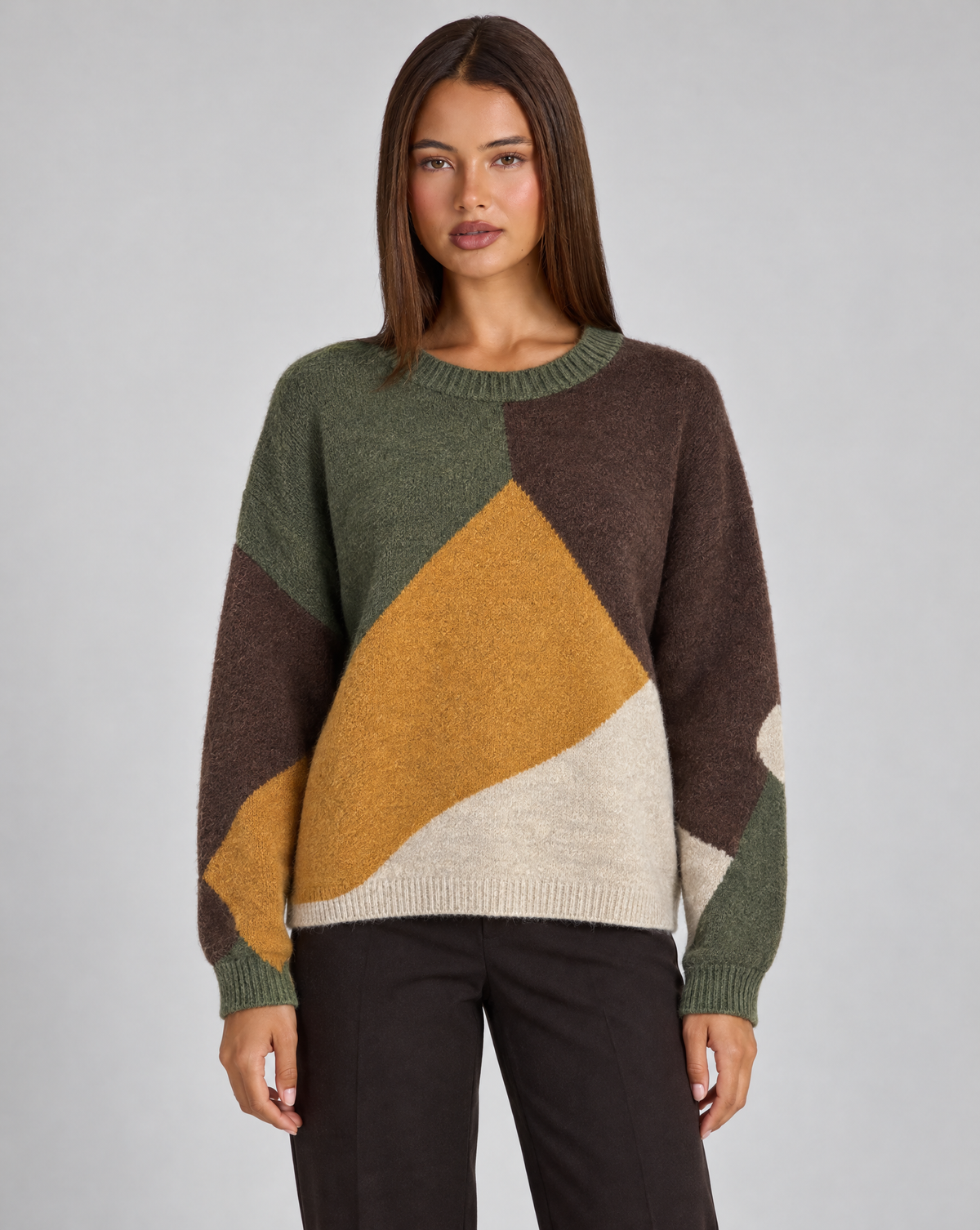 Maglia donna girocollo a blocchi di colore Verde indossata da Polly 4 — vista frontale