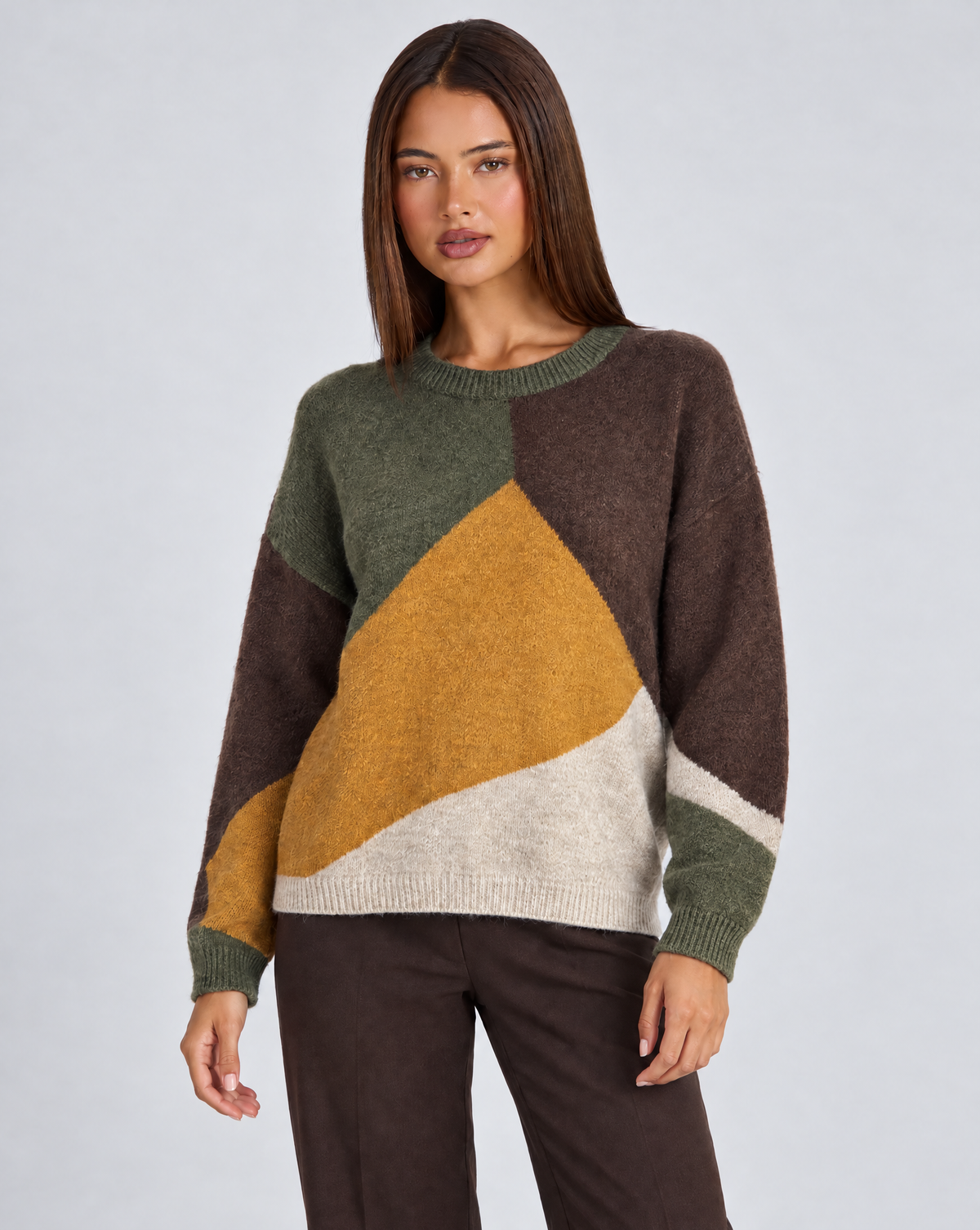 Maglia donna girocollo a blocchi di colore Verde indossata da Polly 4 — vista a tre quarti