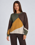 Maglia donna girocollo a blocchi di colore Verde indossata da Polly 4 — vista a tre quarti