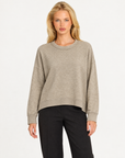 Maglia donna girocollo con cuciture in rilievo Beige, indossata da Polly 7 - vista frontale