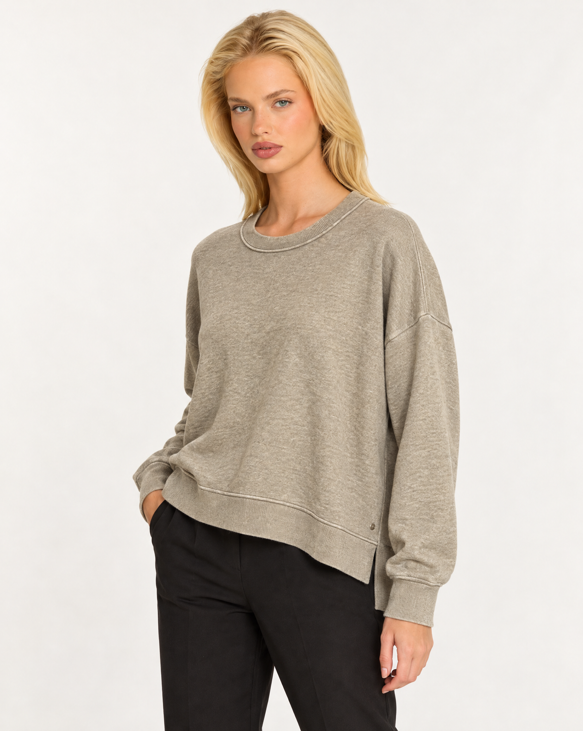 Maglia donna girocollo con cuciture in rilievo Beige, indossata da Polly 7 - vista a tre quarti, dettaglio parte superiore