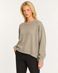 Maglia donna girocollo con cuciture in rilievo Beige, indossata da Polly 7 - vista a tre quarti, dettaglio parte superiore