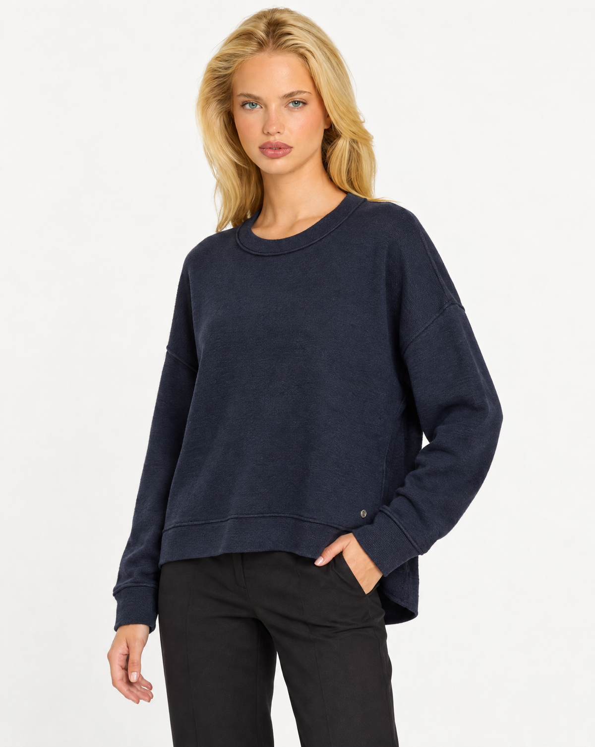 Maglia donna girocollo con cuciture in rilievo Blu, indossata da Polly 7 - vista a tre quarti, dettaglio parte superiore