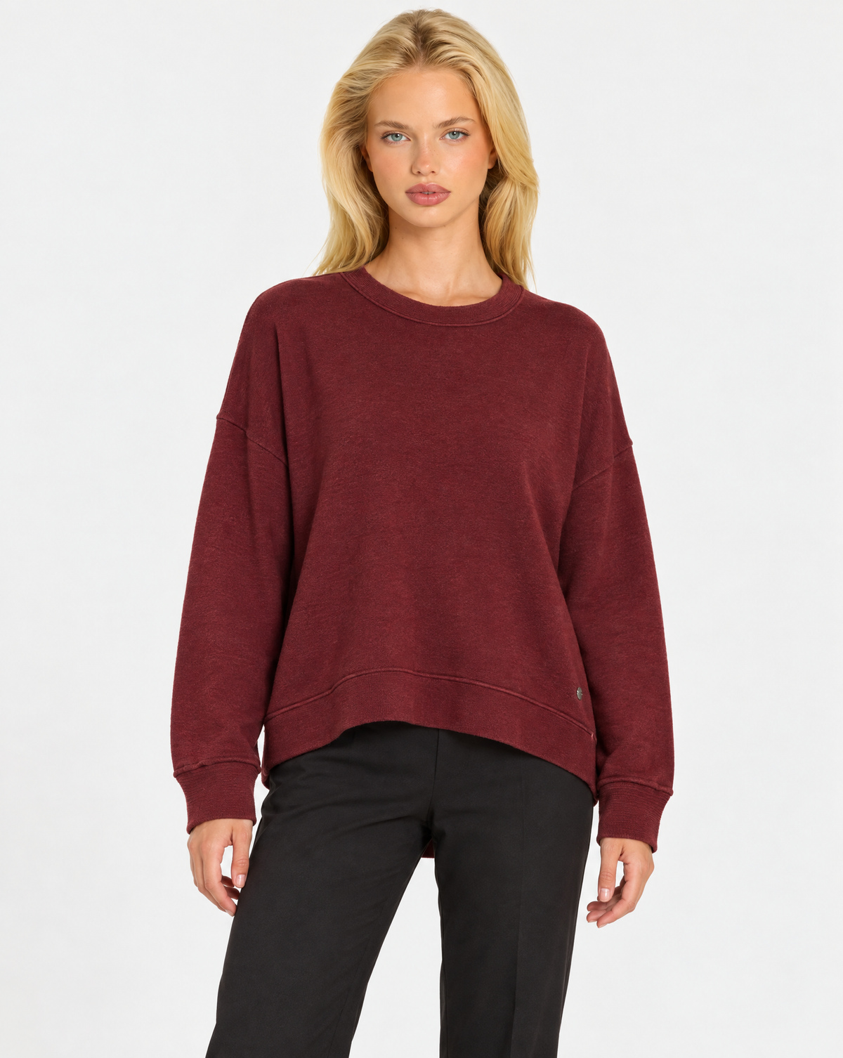 Maglia donna girocollo con cuciture in rilievo Bordeaux, indossata da Polly 7 - vista frontale