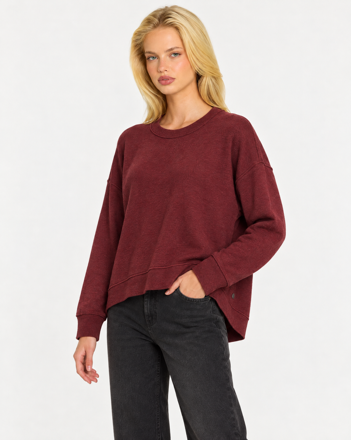Maglia donna girocollo con cuciture in rilievo Bordeaux, indossata da Polly 7 - vista a tre quarti, dettaglio parte superiore