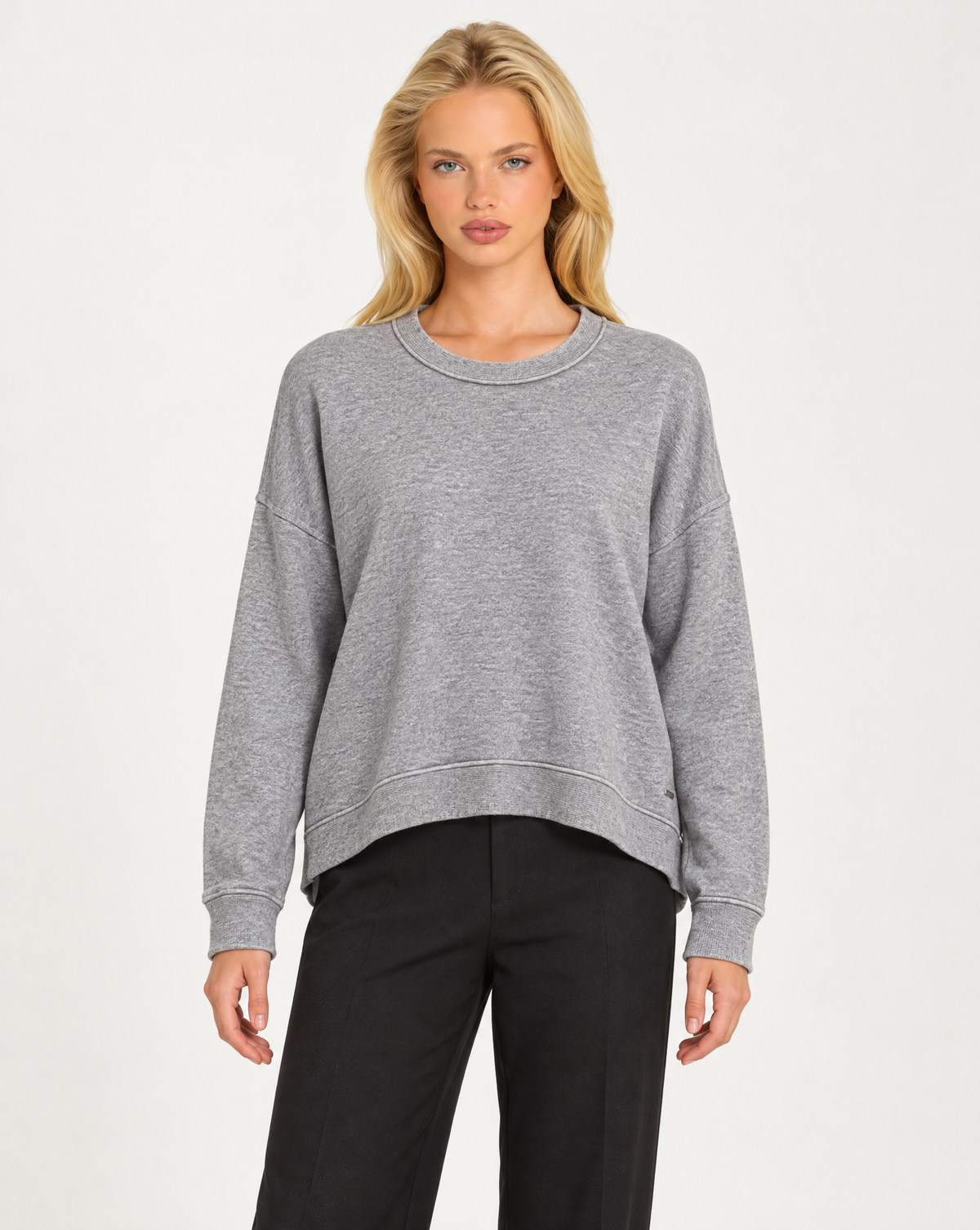 Maglia donna girocollo con cuciture in rilievo Grigio, indossata da Polly 7 - vista frontale