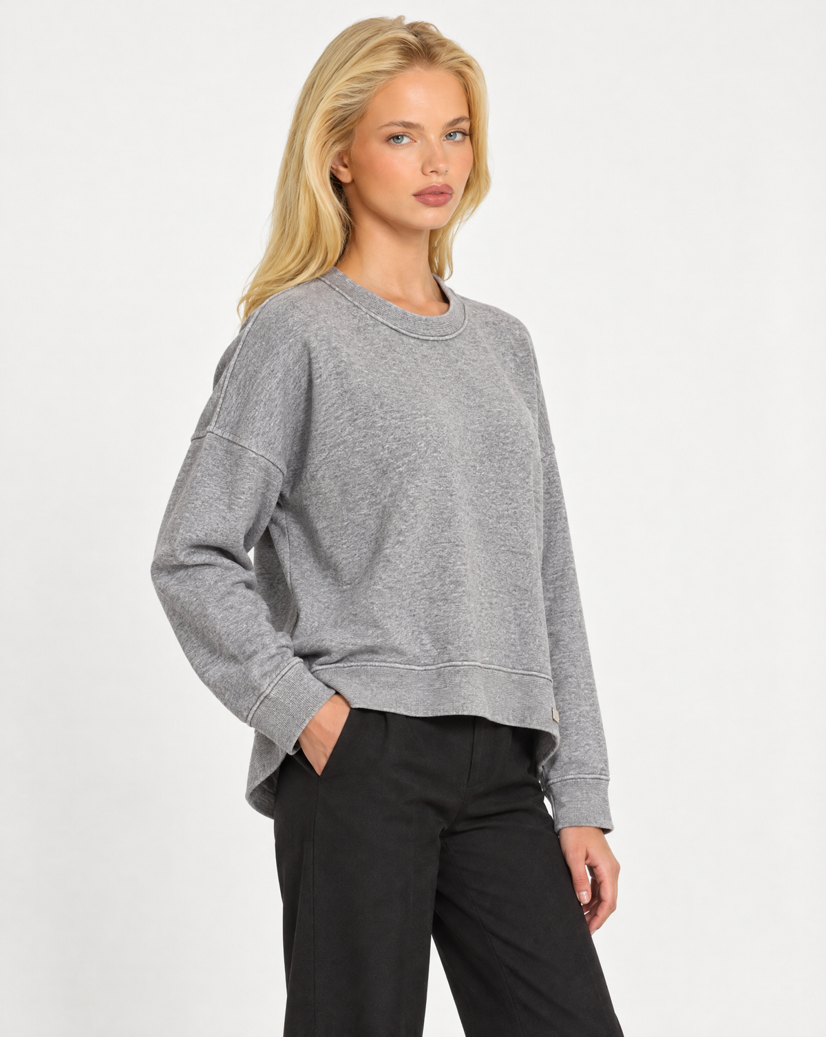 Maglia donna girocollo con cuciture in rilievo Grigio, indossata da Polly 7 - vista a tre quarti, dettaglio parte superiore