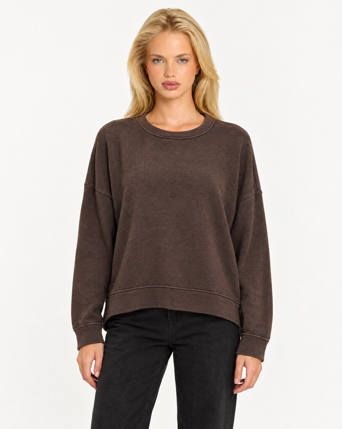 Maglia donna girocollo con cuciture in rilievo Marrone, indossata da Polly 7 - vista frontale