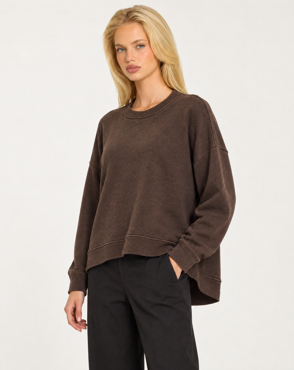 Maglia donna girocollo con cuciture in rilievo Marrone, indossata da Polly 7 - vista a tre quarti, dettaglio parte superiore