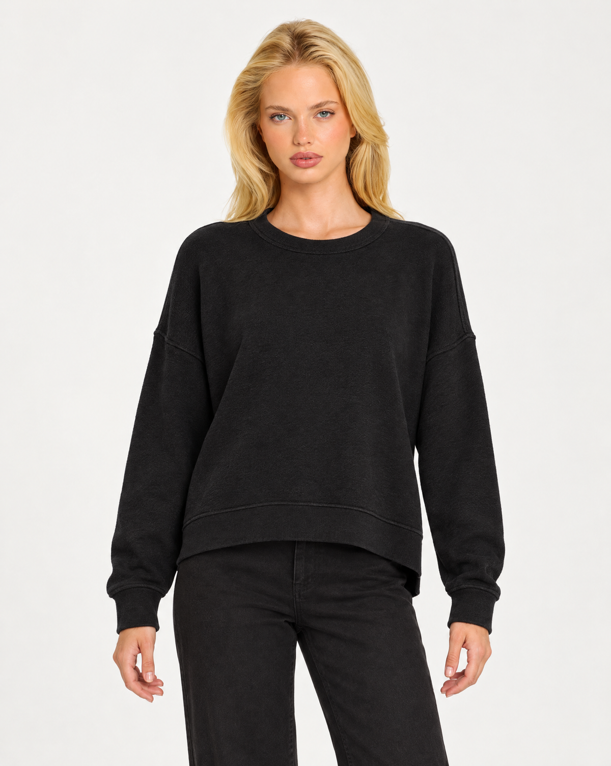 Maglia donna girocollo con cuciture in rilievo Nero, indossata da Polly 7 - vista frontale