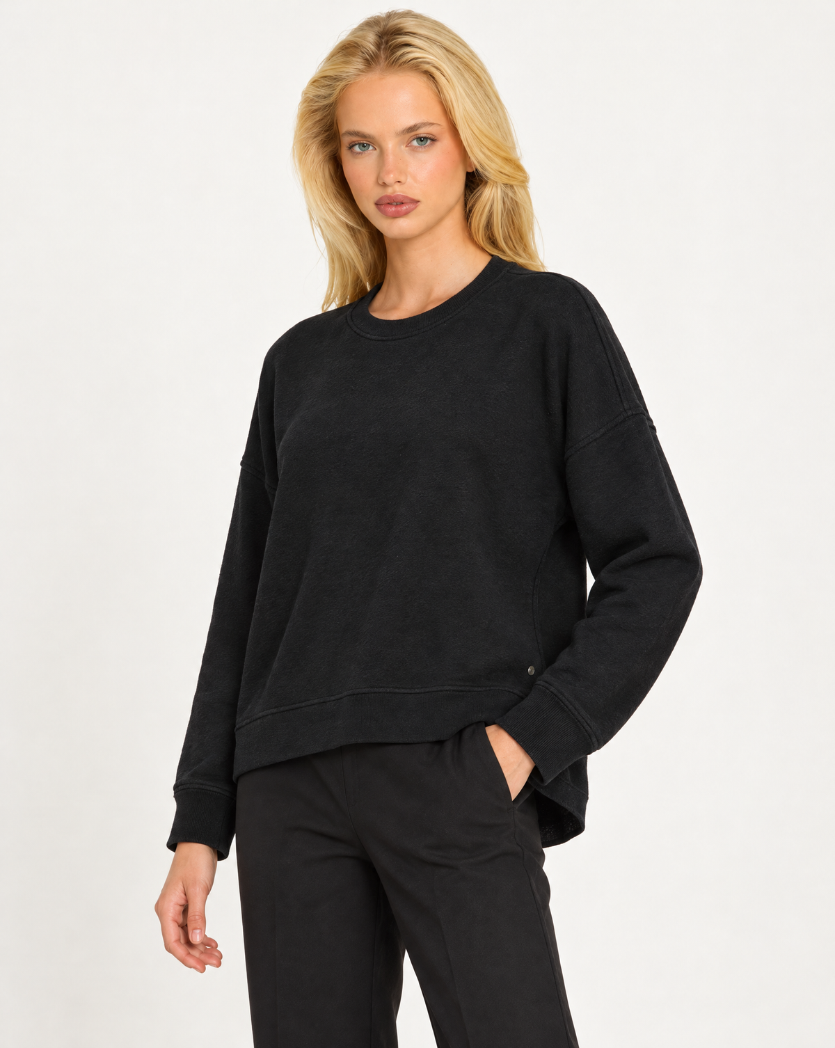 Maglia donna girocollo con cuciture in rilievo Nero, indossata da Polly 7 - vista a tre quarti, dettaglio parte superiore