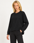 Maglia donna girocollo con cuciture in rilievo Nero, indossata da Polly 7 - vista a tre quarti, dettaglio parte superiore