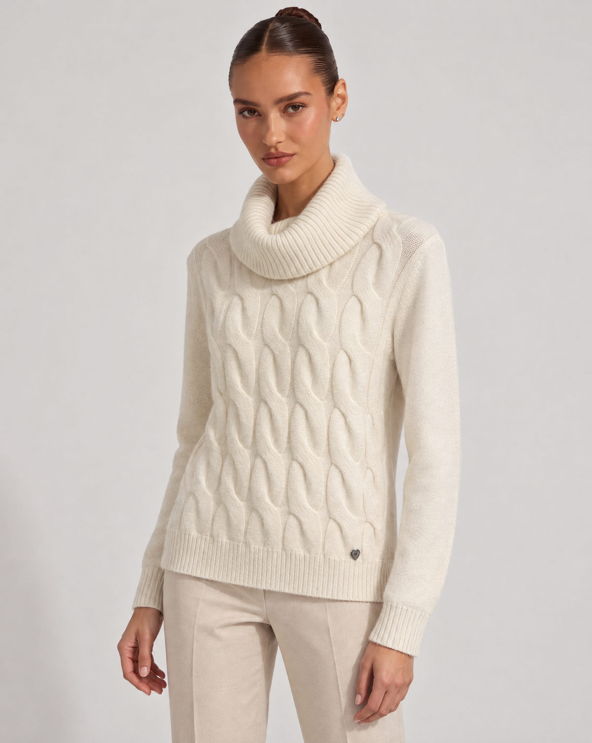 Maglia donna a trecce con collo alto bianco – Polly 6 – tre-quarti