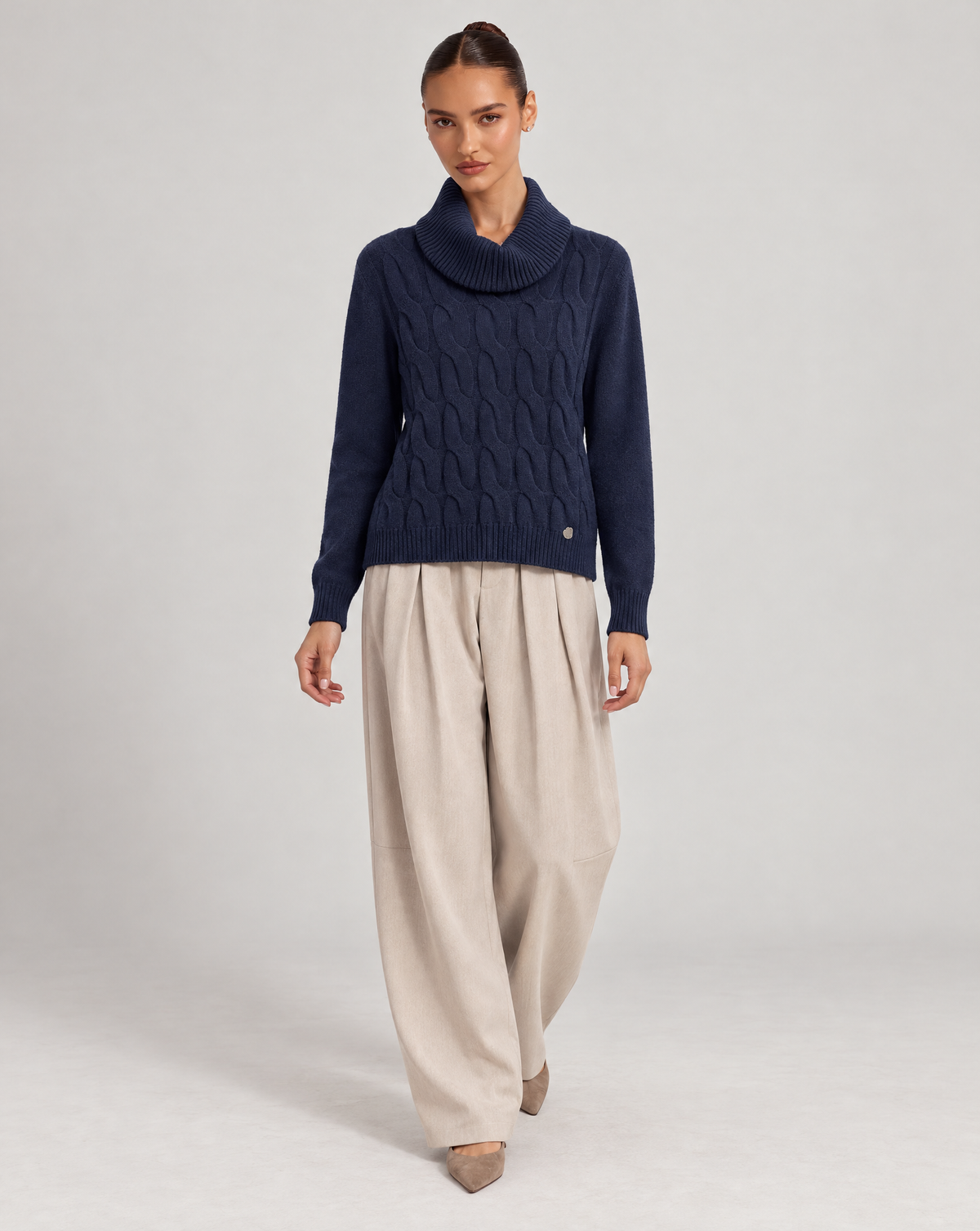 Maglia donna a trecce con collo alto blu – Polly 6 – corpo-intero con pantaloni beige ampi con pinces