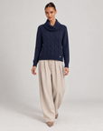 Maglia donna a trecce con collo alto blu – Polly 6 – corpo-intero con pantaloni beige ampi con pinces