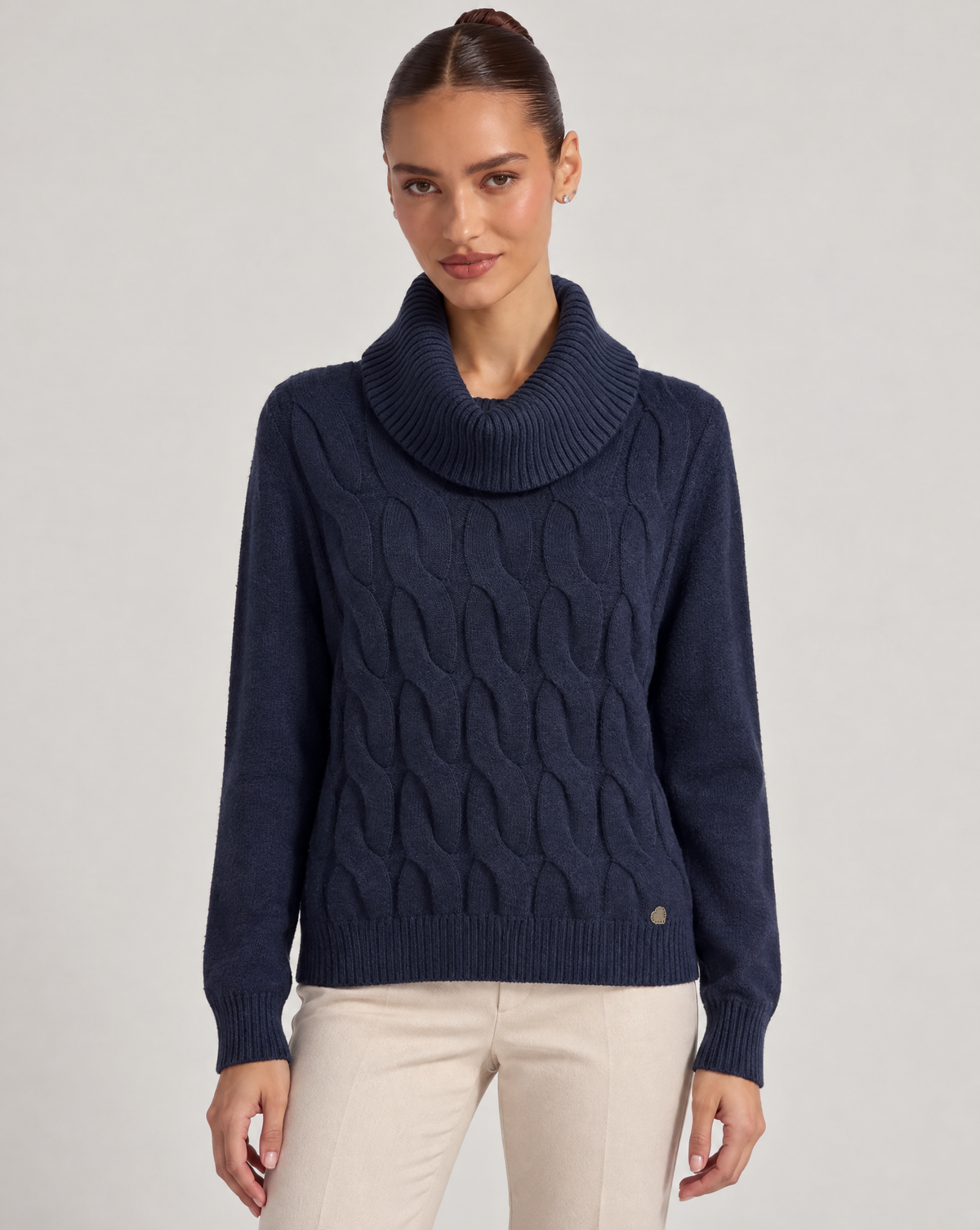 Maglia donna a trecce con collo alto blu – Polly 6 – frontale
