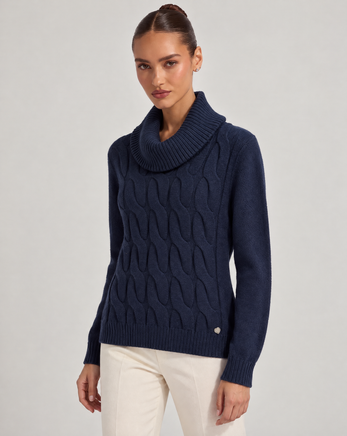 Maglia donna a trecce con collo alto blu – Polly 6 – tre-quarti