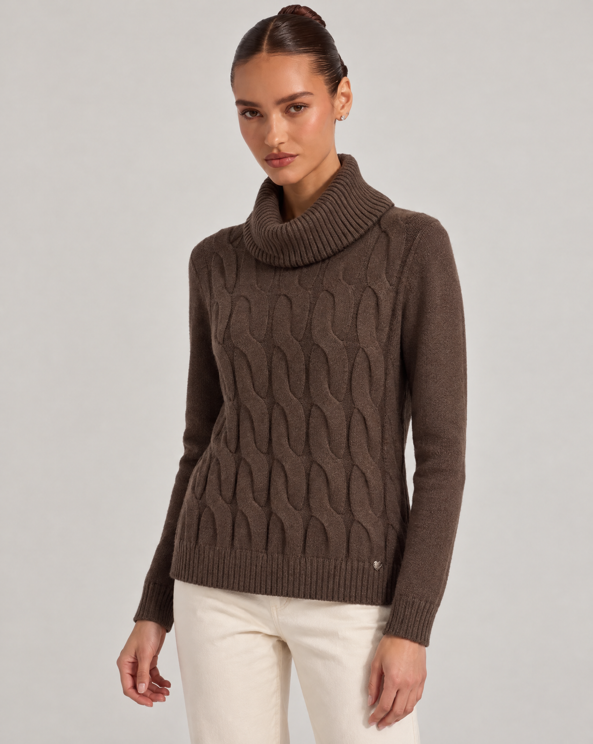Maglia donna a trecce con collo alto marrone – Polly 6 – tre-quarti