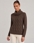 Maglia donna a trecce con collo alto marrone – Polly 6 – tre-quarti