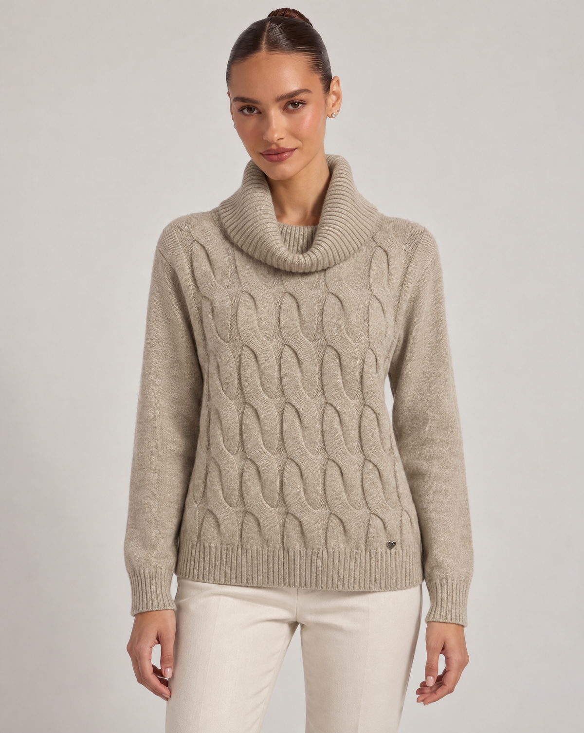 Maglia donna a trecce con collo alto taupe – Polly 6 – frontale
