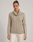 Maglia donna a trecce con collo alto taupe – Polly 6 – frontale