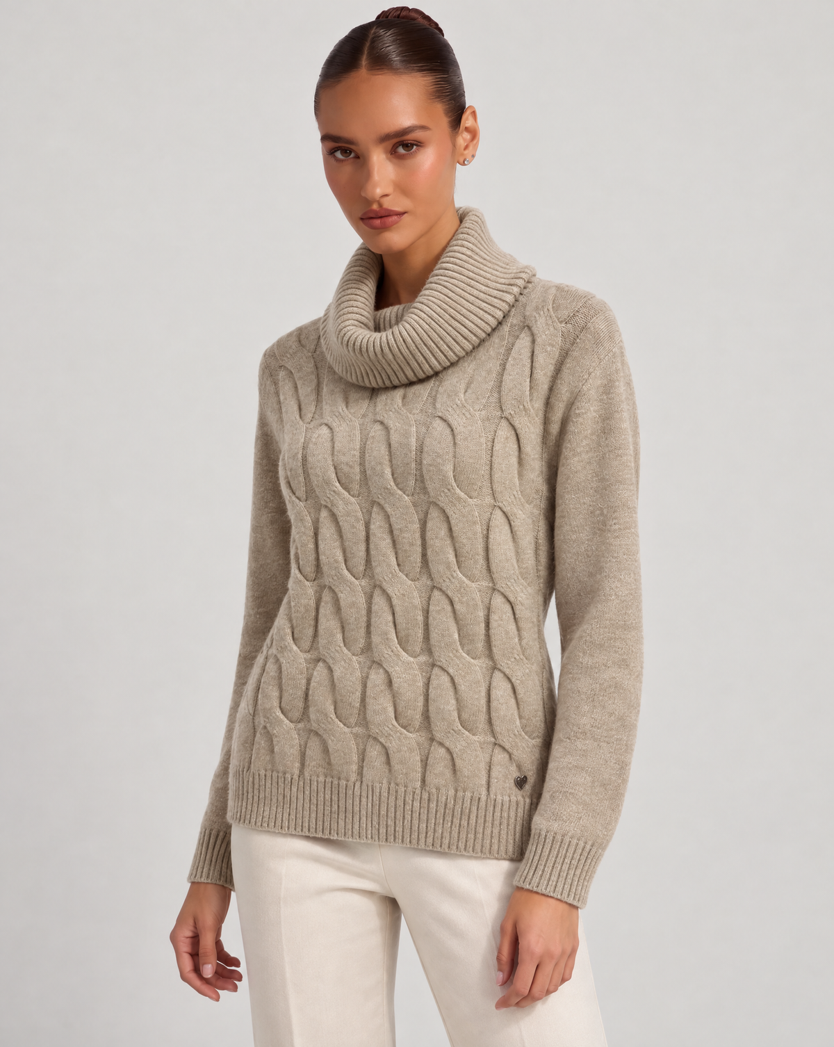 Maglia donna a trecce con collo alto taupe – Polly 6 – tre-quarti