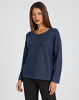 Maglia donna luminosa blu con Polly 4, vista di tre quarti