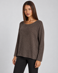 Maglia donna luminosa marrone con Polly 4, vista di tre quarti