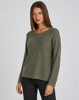 Maglia donna luminosa verde con Polly 4, vista di tre quarti