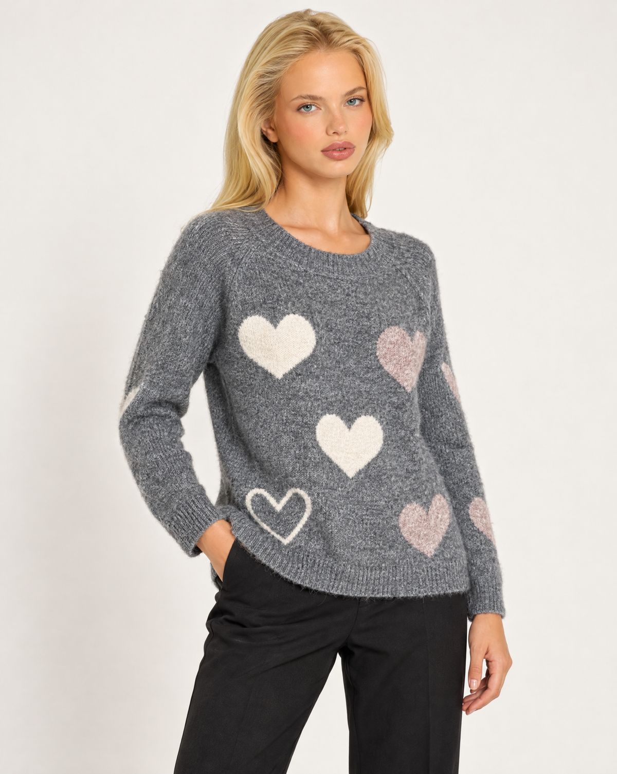 Maglia donna girocollo con cuori a contrasto Grigio, Polly 7 - vista a tre quarti, dettaglio parte superiore