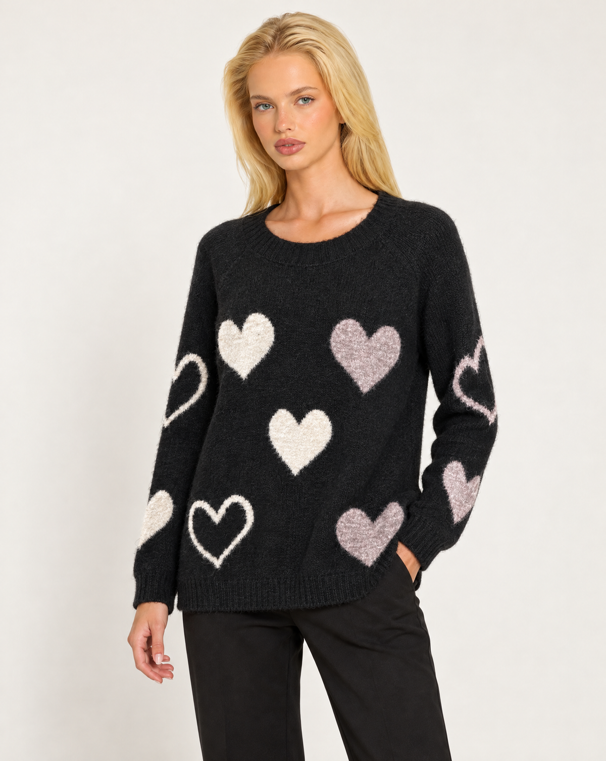 Maglia donna girocollo con cuori a contrasto Nero, Polly 7 - vista a tre quarti, dettaglio parte superiore