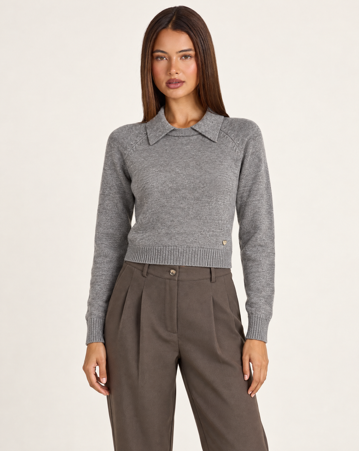 Maglia donna grigio con colletto e cuore abbinata a pantaloni con pinces – vista frontale su Polly 4