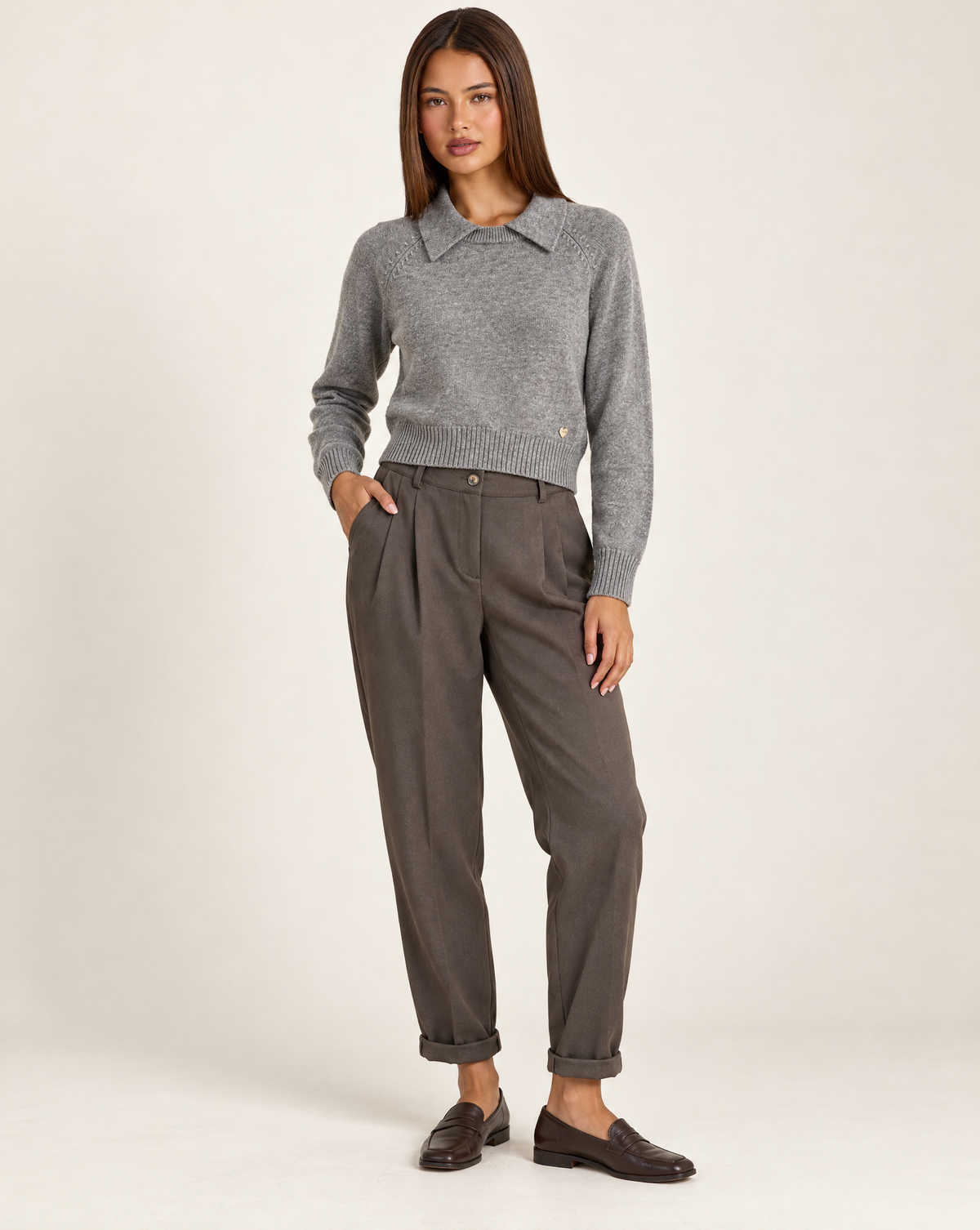Maglia donna grigio con colletto e cuore abbinata a pantaloni con pinces – completo di tre quarti su Polly 4
