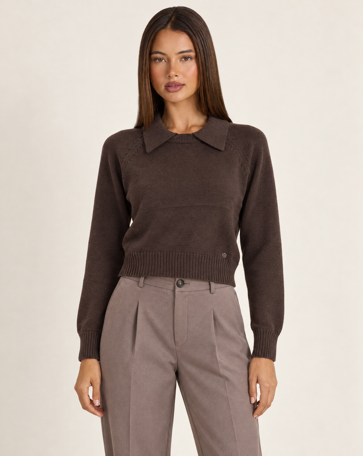 Maglia donna marrone con colletto e cuore abbinata a pantaloni con pinces – vista frontale su Polly 4