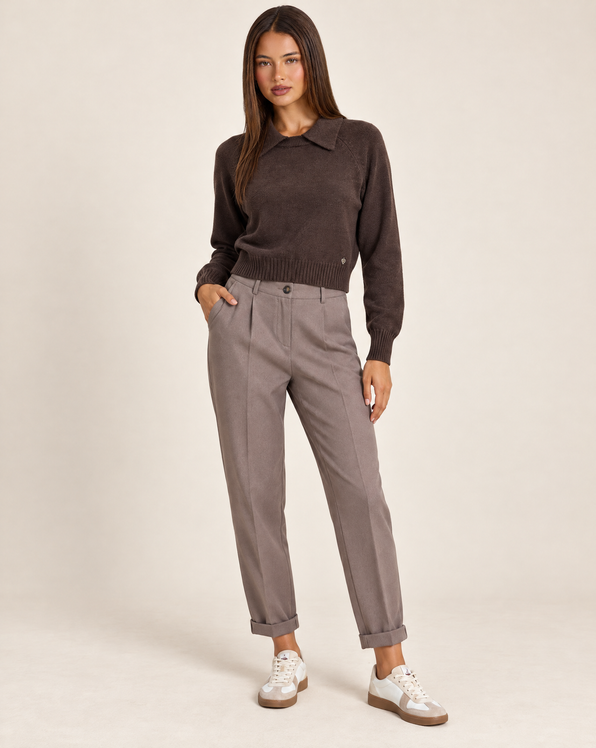 Maglia donna marrone con colletto e cuore abbinata a pantaloni con pinces – completo di tre quarti su Polly 4