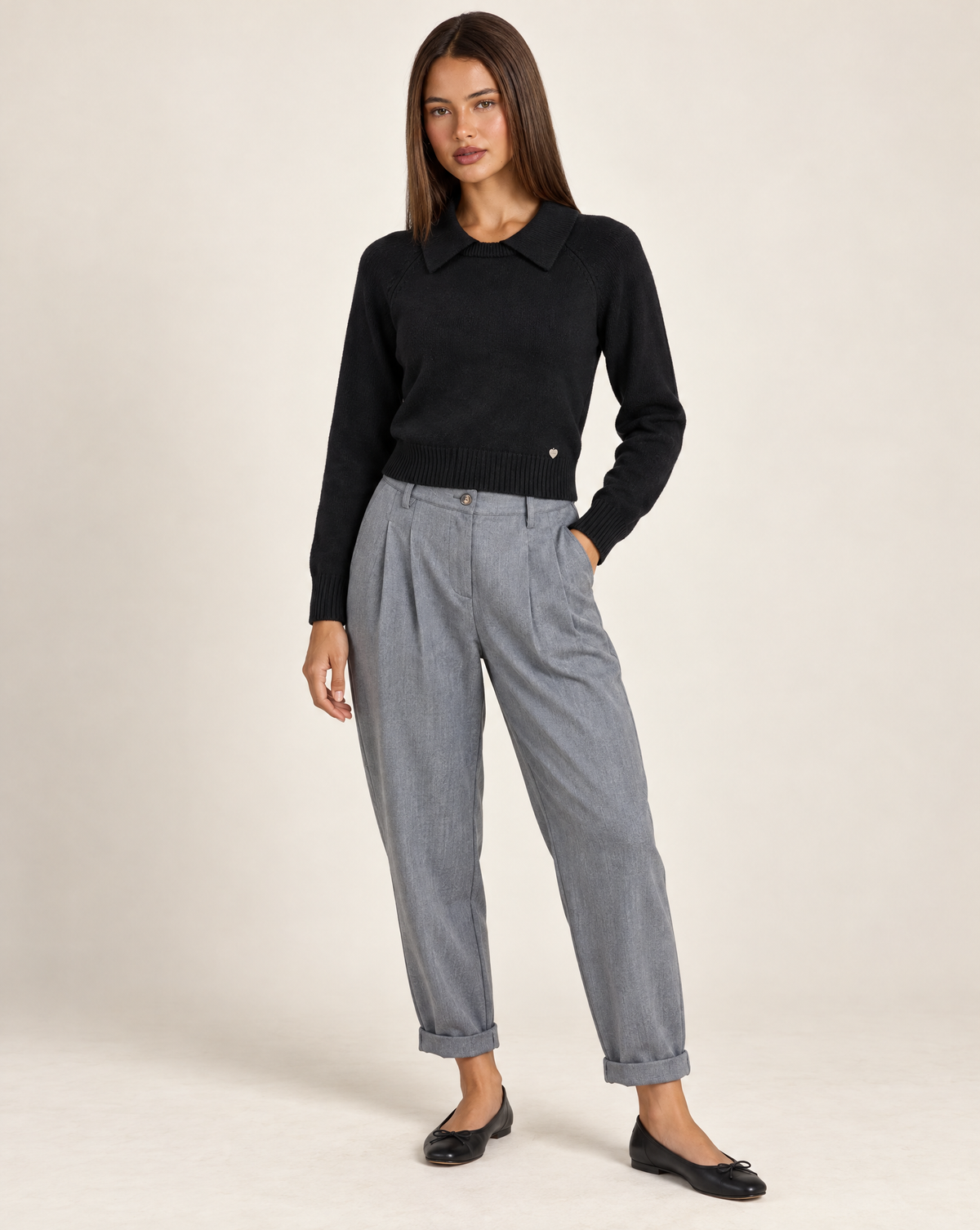 Maglia donna nero con colletto e cuore abbinata a pantaloni con pinces – completo di tre quarti su Polly 4