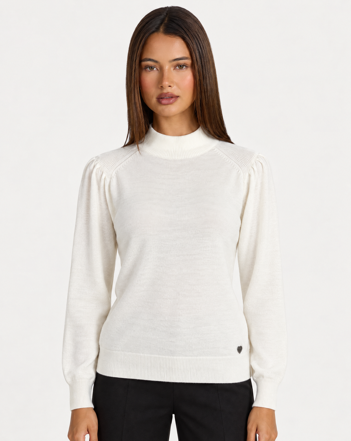 Maglia donna a lupetto bianco con spalle arricciate e dettaglio cuore, frontale su Polly 4