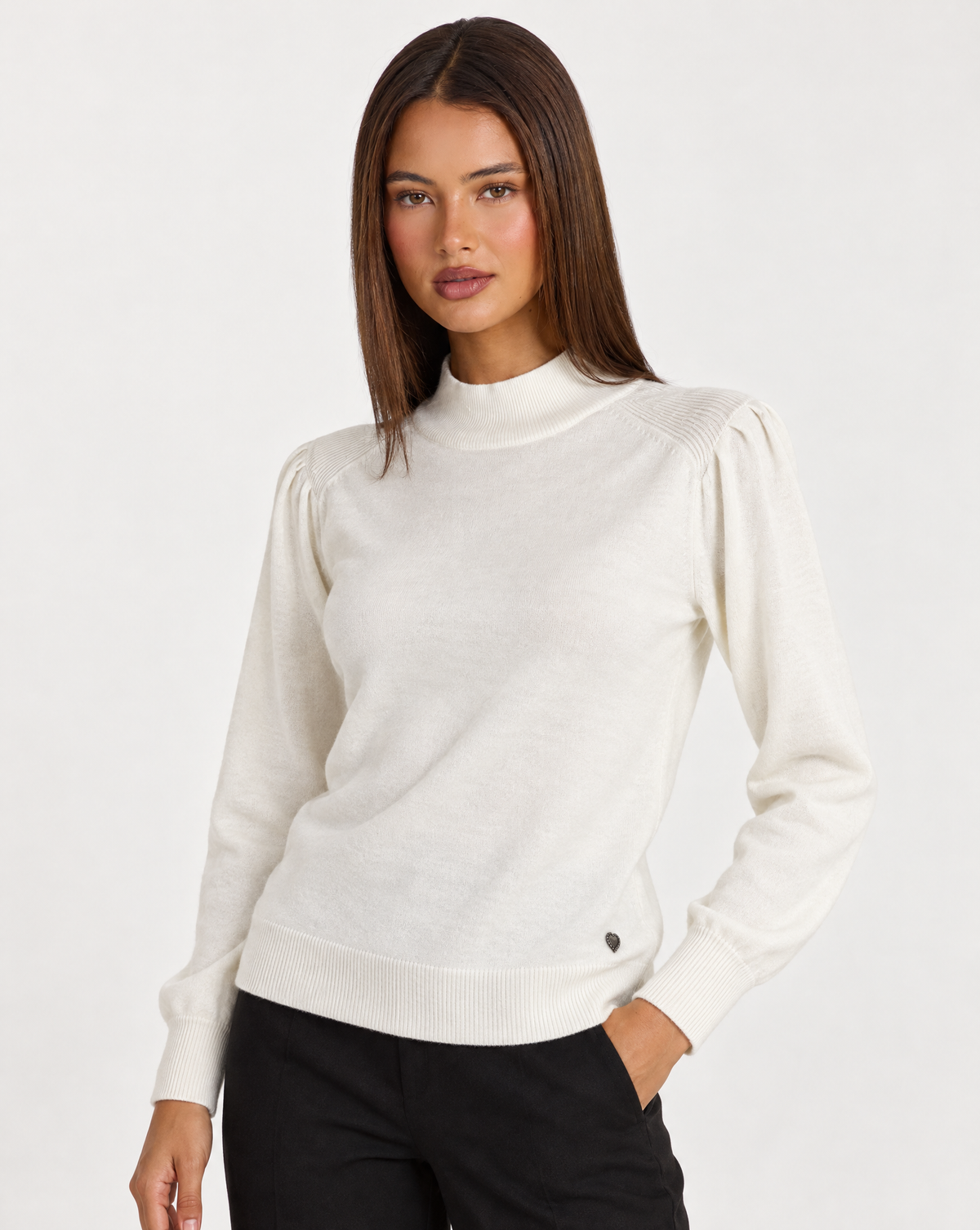 Maglia donna a lupetto bianco con spalle arricciate e dettaglio cuore, tre quarti su Polly 4