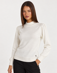 Maglia donna a lupetto bianco con spalle arricciate e dettaglio cuore, tre quarti su Polly 4