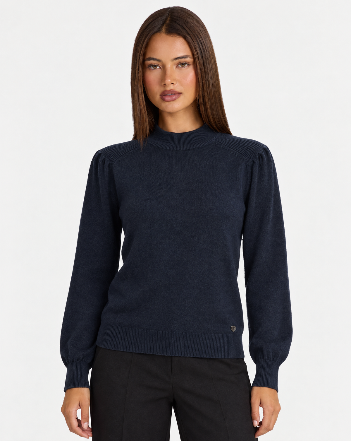 Maglia donna a lupetto blu con spalle arricciate e dettaglio cuore, frontale su Polly 4