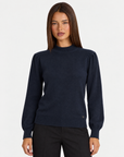 Maglia donna a lupetto blu con spalle arricciate e dettaglio cuore, frontale su Polly 4