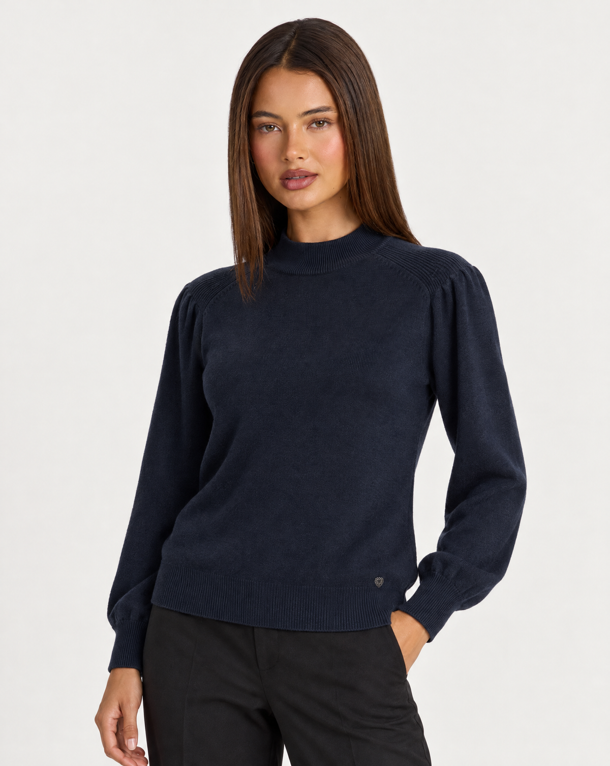 Maglia donna a lupetto blu con spalle arricciate e dettaglio cuore, tre quarti su Polly 4