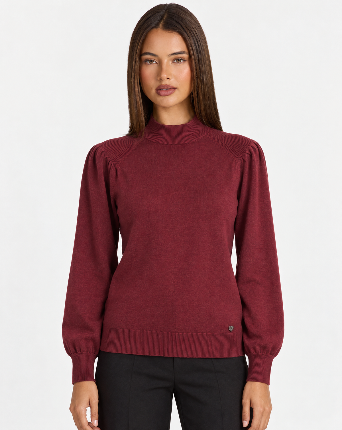 Maglia donna a lupetto bordeaux con spalle arricciate e dettaglio cuore, frontale su Polly 4